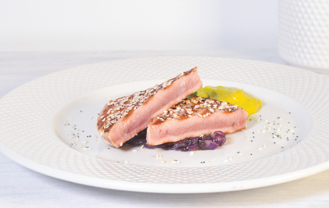 Bife de atum com sésamo sobre cebola roxa caramelizada