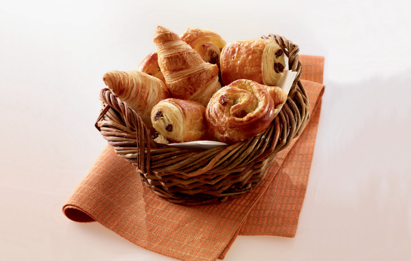mini pão com chocolate, mini caracol com passas e mini croissant